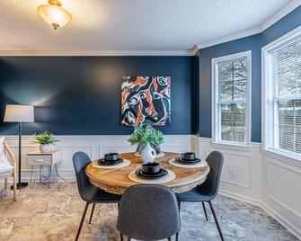 Rock City Crash Pad - Cozy Space w/Stylish Design - Sherwood - Dining room