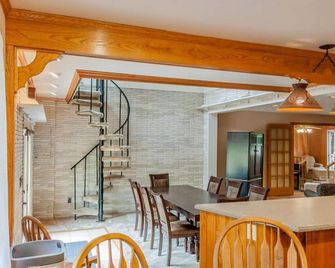 Mountain Majesty - Private Couple's Experience with Hot Tub & Outdoor Fireplace - Farmington - Comedor