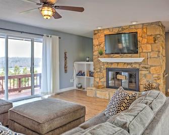 Monticello Home with Multi-Level Deck on 2 Acres! - Monticello - Sala de estar