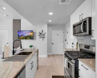 2br Near Bok Center - Gym, Lounge, Balcony, Pet Ok - Tulsa - Kitchen