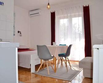 Apartments Mike - Novalja - Dining room