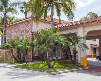 Days Inn & Suites South Gate - South Gate - Edificio