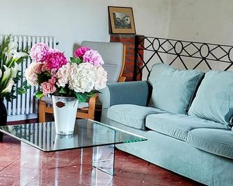 House with garden. View on Lake Orta and Monte Rosa. Wifi. - Ameno - Sala de estar