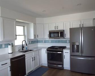 Southshore Lakehouse on Gun Lake -Like New Home on Goldcoast of Gun Lake - Shelbyville - Cocina