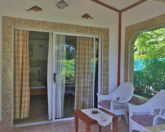 Rising Sun Guesthouse - La Digue Island - Hàng hiên