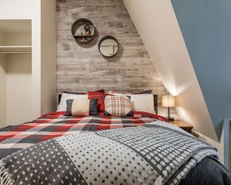 Cozy Condo in Slope side Pinnacles - Private Hot Tub - Pet Friendly! - Vernon - Bedroom