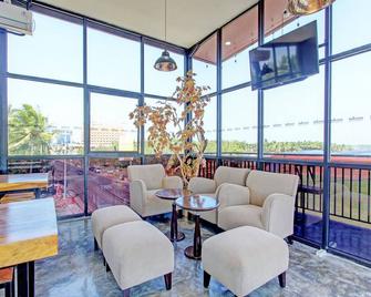 Collection O 93019 Ketemon Hotel & Resto - Yogyakarta - Lounge