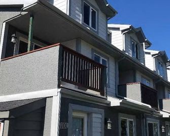 Mountain view walk to all in Canmore Canada - Canmore - Bâtiment