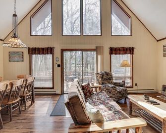 Grateful Escape Avantstay Hot Tub Sauna Deck Firepit Beach Access - Lake Harmony - Living room