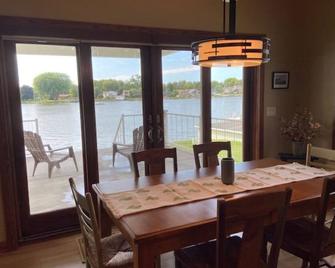 Cozy house on the Wolf River with beautiful views. - Winneconne - Essbereich