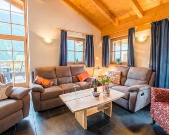 Cozy Chalet with 4 Bathrooms near Königsleiten - Wald Im Pinzgau - Huiskamer