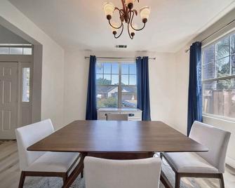 Spacious 5-bedroom house in charming Tracy with AC, WiFi - Tracy - Jídelna