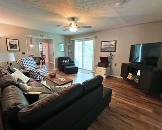 The Bower House- Located in the heart of Fayetteville and NRG - Fayetteville - Wohnzimmer