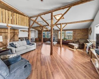 Cedar Mountain Bunkhouse 2 Bedroom Cabin - Montrose - Living room