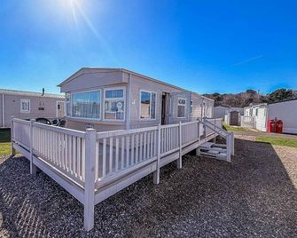 Spacious caravan for hire with decking by the beach in Suffolk ref 40094ND - Lowestoft - Building