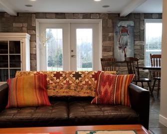 An outdoor lover's pastoral & mountain view escape - Chilliwack - Living room