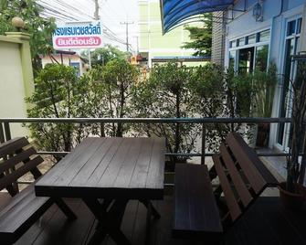 Wetsawat Place Hotel - Yasothon - Balcón