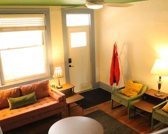 Two-Story Row House amidst Pittsburgh's East Liberty - 피츠버그 - 거실