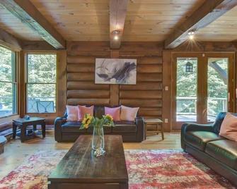Spacious log cottage Resort access - Lac-Supérieur - Living room