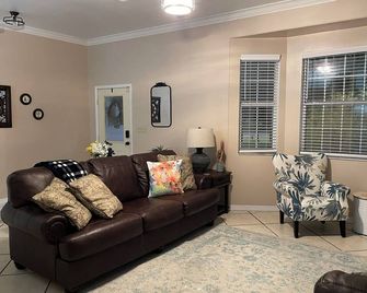 Relaxing and Peaceful 4 bedroom/2 bath home with heated pool. - Anthony - Living room