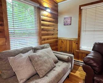 WiFi & Pet-Friendly - Eclectic Hillside - near Red River Gorge, Kentucky! - Campton