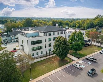 Stay in the spacious 2BR Squad Room in McMinnville, TN! - McMinnville - Building