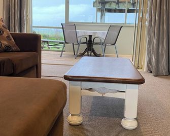 Charming 2-Bedroom Guest House with Tennis Court and Beach Nearby - Te Puke - Wohnzimmer