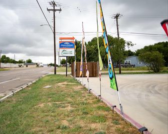 Howard Johnson by Wyndham Hillsboro TX - Hillsboro - Budova