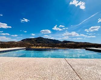 Poolside Escape Near Patagonia - Patagonia - Pool