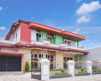 Dancenter Amra Hotel - Padang - Gebäude
