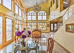 Luxe Waterfront Oxnard Getaway with Private Hot Tub! - Oxnard - Essbereich