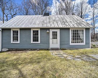 Charming Cottage w/ Yard - 2 Mi to Tinker St! - Woodstock - Gebäude