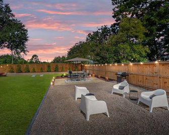 1 Mile to DT, King Bed, Fenced Yard, Fire Pit, Pet Friendly - Raleigh - Patio