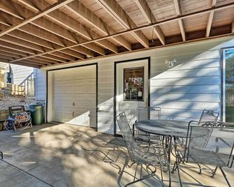 Charming Hideaway with Patio 3 Mi to Kansas State! - Manhattan - Pati