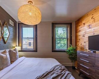 King Bed / Free Parking / Arcade / Fire Pit - Pittsburgh