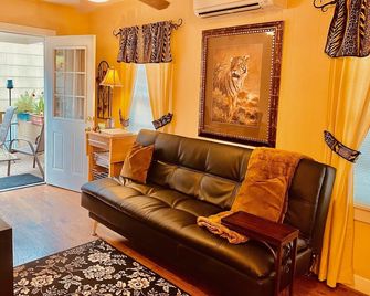Adorable Apartment in Montrose - Houston - Wohnzimmer