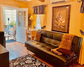 Adorable Apartment in Montrose - יוסטון - סלון