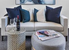 Convenient Beachside Studio Apartment - St Kilda - Living room
