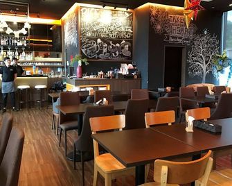 Beach Bay@ Attractions Packed Beach Resort 4 beds - Singapore - מסעדה