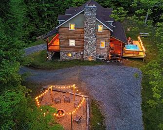 Hot Tub, Game Room and Fire Pit Canton Log Cabin - Canton - Edificio
