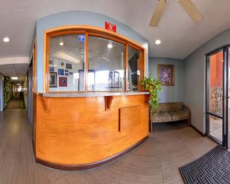 Americas Best Value Inn & Suites Bakersfield E - Bakersfield - Front desk