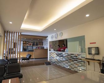 d'primahotel Airport Jakarta Terminal 1A - Tangerang City - דלפק קבלה