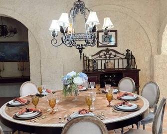 The Spanish Hacienda in Rio Grande City - Rio Grande City - Dining room
