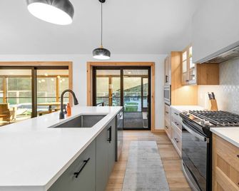 Kings Woods Lodge - Nature Resort & Venue in Wine Country - Kingsville - Kitchen