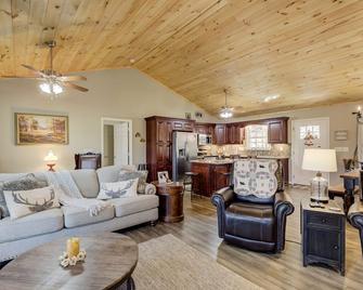 Quiet Cabin Mountain Retreat Uc Str #021754 - Blairsville - Living room