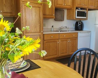 Spacious 1 bedroom tree-top apartment with all the amenities of home. - Montague