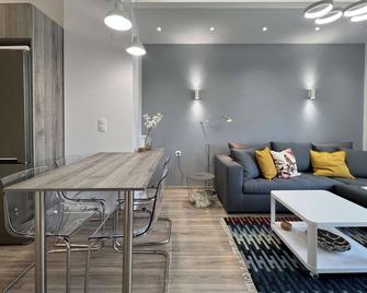 Liberty Apt by halu! Apartments - Thessaloniki - Living room