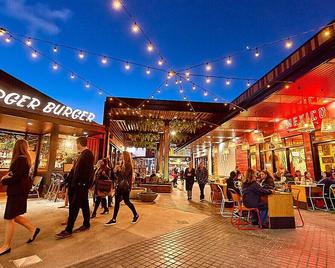 Beach bach- 5 minute walk to the beach! Super close walk to shopping & dining - Mount Maunganui