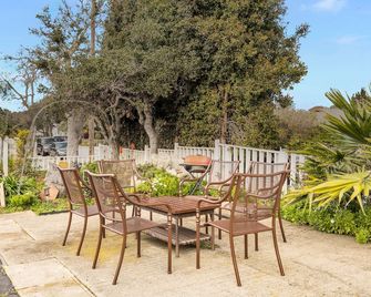 Scottish Fairway Inn - Monterey - Patio