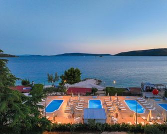 Apartmani Medena - Seget Donji - Bazén